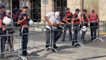 Qytetarët thirrën protestë në nisje të sesionit parlamentar, policia “blindon” Kuvendin