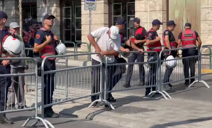 Qytetarët thirrën protestë në nisje të sesionit parlamentar, policia “blindon” Kuvendin