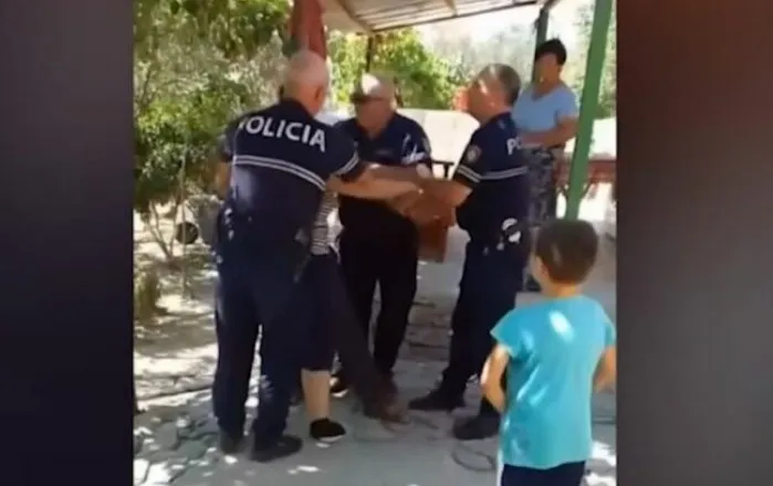 “Qytetarin e denoncoi kunata për kanosje”- Pamjet e shoqërimit, Hita pezullon 3 inspektorët e Komisariatit Kuçovë: Përdorim i paarsyeshëm force
