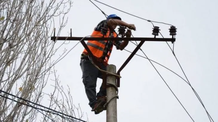 Ra në kontakt me energjinë gjatë riparimit të linjës elektrike, humb jetën 32-vjeçari në Belsh (Emri)