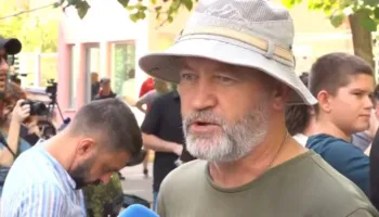 “Rama burgos qytetarët si Kim Jong Un”- Qytetari në protestën para Gjykatës: Jemi në fazën e spastrimit etnik, të dalim në mosbindje civile