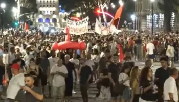 ‘Rama jep dorëheqjen!’/ Përfundojnë fjalimet, protestuesit rinisin marshimin në protestën e 95-të
