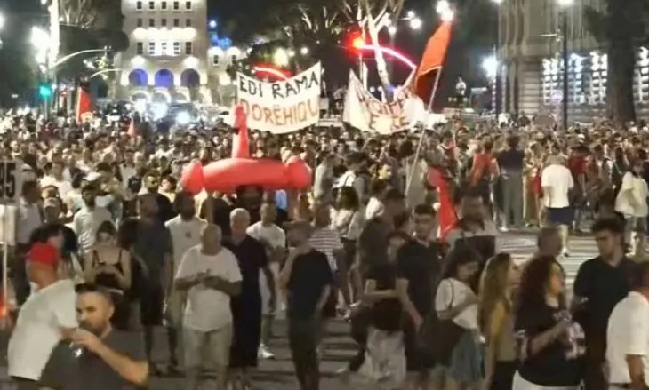 ‘Rama jep dorëheqjen!’/ Përfundojnë fjalimet, protestuesit rinisin marshimin në protestën e 95-të