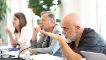 Rama mbledh sot deputetët socialistë dhe ministrat, priten edhe ndryshime në qeveri