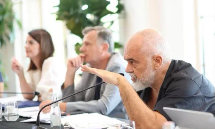 Rama mbledh sot deputetët socialistë dhe ministrat, priten edhe ndryshime në qeveri