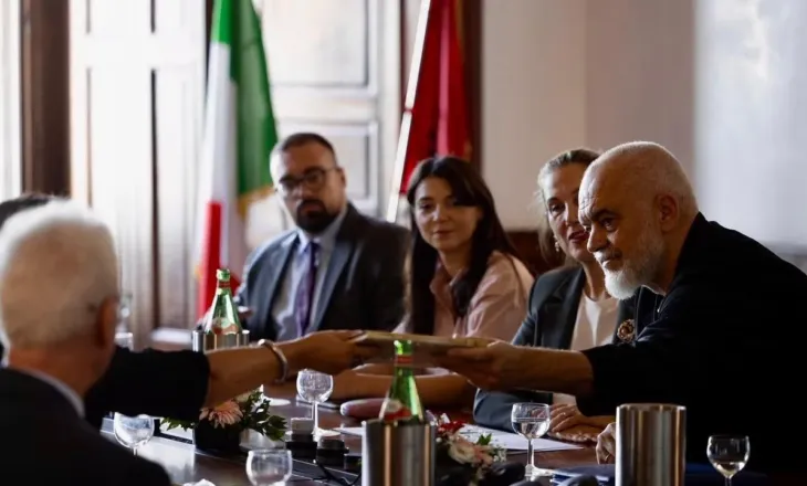 Rama në Napoli, vizitë në Katedrën e Gjuhës Shqipe pranë Universitetit “L’Orientale”