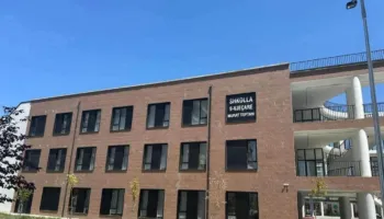 Rama poston fotot: 25 shkolla për 18 mijë nxënës kanë ndryshuar faqen e arsimit në Kamëz