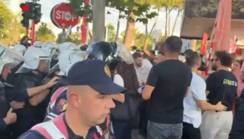 Rama pret Von der Leyen në Kryeministri, një grup i vogël protestuesish mblidhen në afërsi të godinës qeveritare! Tensione mes tubuesve dhe Policisë