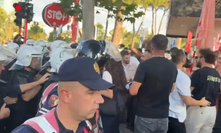 Rama pret Von der Leyen në Kryeministri, një grup i vogël protestuesish mblidhen në afërsi të godinës qeveritare! Tensione mes tubuesve dhe Policisë