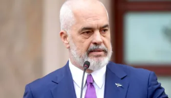 Rama sulmon protestuesit para parlamentarëve të BE-së: Jeni argëtuar me flamingot, në Instagram duken më të bukur