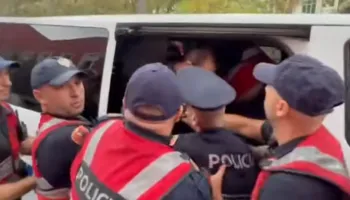 Rama u prit me protesta në takimin me strukturat në Vlorë, policia shoqëron 4 persona