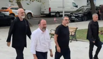 Rama zbarkon në Vlorë, reforma territoriale në fokus