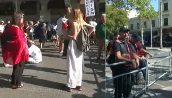 Ramoviç o tradhëtar jep dorëheqjen sa më parë!’ Protesta para parlamentit, policia blindon godinën me barriera metalike