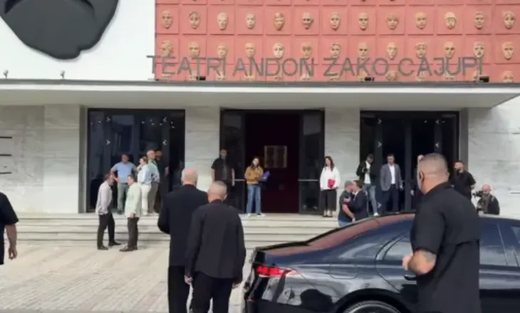 Reforma territoriale/ Rama ‘zbarkon’ në Korçë, shoqërohet nga djali i tij Greg Rama