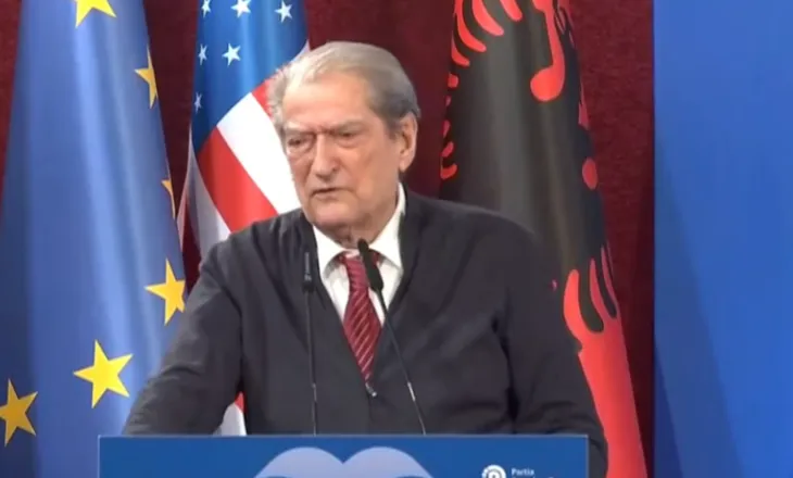 “Regjimi po shpërbëhet turpshëm”/ Berisha: Pensionistët nuk blejnë dot ilaçet, apartamentet janë “mollë e ndaluar” për të rinjtë