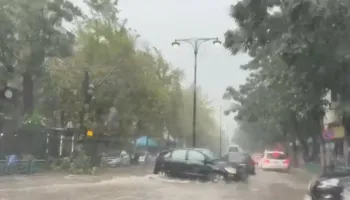 Reshje të dendura në Elbasan, rrugët mbulohen nga uji dhe vështirësohet qarkullimi (VIDEO)