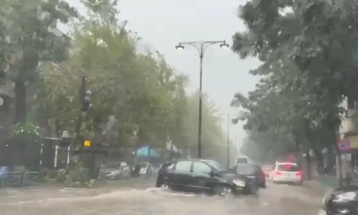 Reshje të dendura në Elbasan, rrugët mbulohen nga uji dhe vështirësohet qarkullimi (VIDEO)