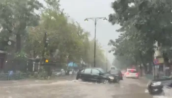 Reshjet e dendura pushtojnë Elbasanin, rrugët mbulohen nga uji