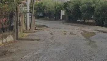 Reshjet e dendura të shiut shkaktojnë probleme në Elbasan, çahet asfalti pranë urës së Shkumbinit, bllokohet qarkullimi