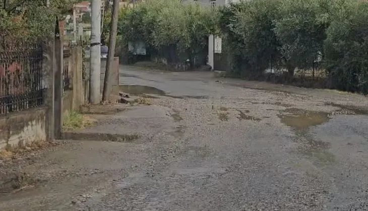 Reshjet e dendura të shiut shkaktojnë probleme në Elbasan, çahet asfalti pranë urës së Shkumbinit, bllokohet qarkullimi