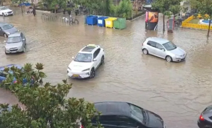 Reshjet e shiut në Elbasan, banesa e bodrume nën ujë, dëme te makinat e parkuara