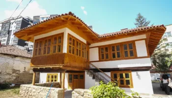 Restaurohet Shtëpia e familjes Koroglu, një dëshmi e rrallë e arkitekturës tradicionale në Mitrovicë