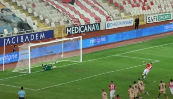 Rey Manaj shpërthen me dopietë, sulmuesi kuqezi i jep skuadrës pikën në barazimin 2-2