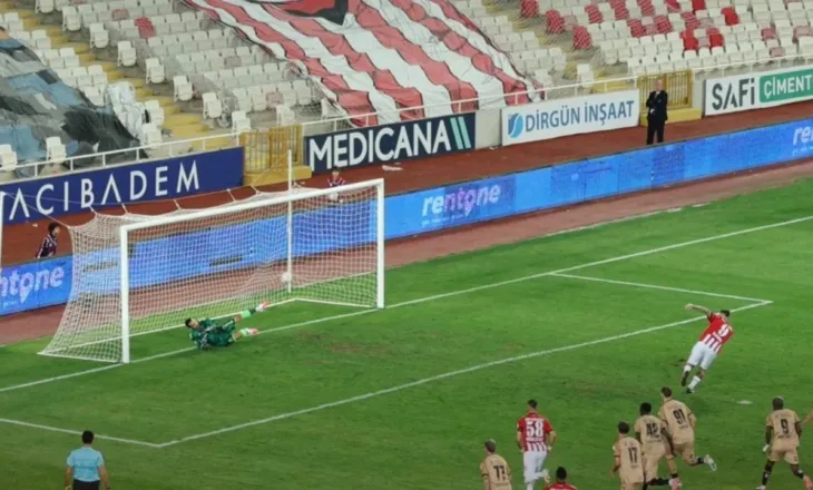 Rey Manaj shpërthen me dopietë, sulmuesi kuqezi i jep skuadrës pikën në barazimin 2-2