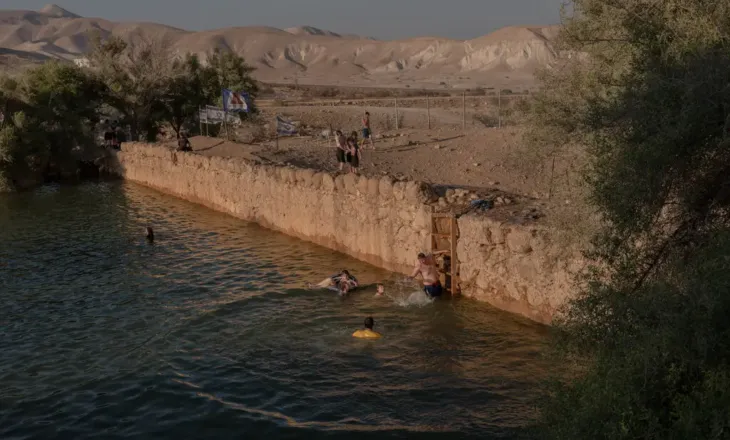 Rezervuari që ndezi konfliktin në West Bank, palestinezët pa ujë ndërsa izraelitët e kthejnë në vend argëtimi