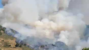 Riaktivizohet zjarri në Çërrilë të Mallakastrës, flakët përhapen me shpejtësi