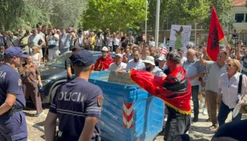 Rikthehen punimet parlamentare, protestuesit shprehen se do i  ‘përshëndesin‘ deputetët me vezë dhe domate
