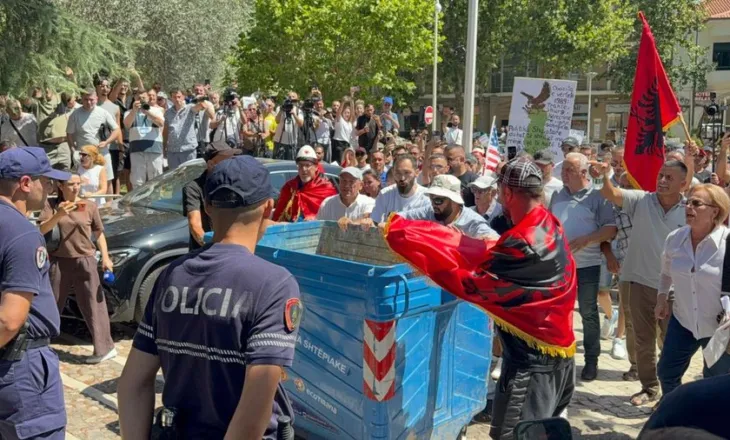 Rikthehen punimet parlamentare, protestuesit shprehen se do i  ‘përshëndesin‘ deputetët me vezë dhe domate