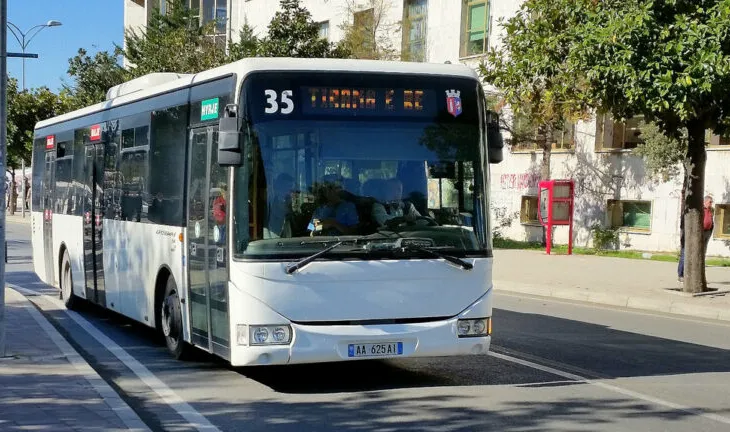 Rikthehet normaliteti me transportin publik, autobusët me kapacitet të plotë