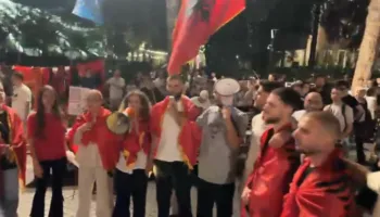 Rinia shqiptare ia merr ‘këngës’ poshtë dritares së Ramës: Po luftojmë për trojet tona