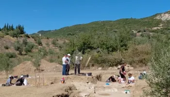 Romakët, “pronarë” të Tepelenës! Në Qesarat dalin në dritë gjashtë mozaikë romakë, mes tyre edhe figura e Erosit (VIDEO)
