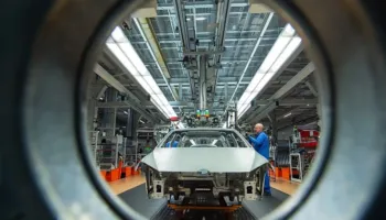 Rreth 2.8 milionë automjete Volkswagen dhe Audi në rrezik për defekt gjatë drejtimit –
