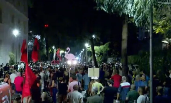 “Rrethuan” Kryeministrinë teksa brenda ndodhej kryeministri Rama, Gjykata liron 14 protestuesit