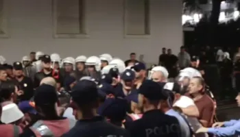 Rrethuan për dy orë Kryeministrinë, arrestohen 14 protestues