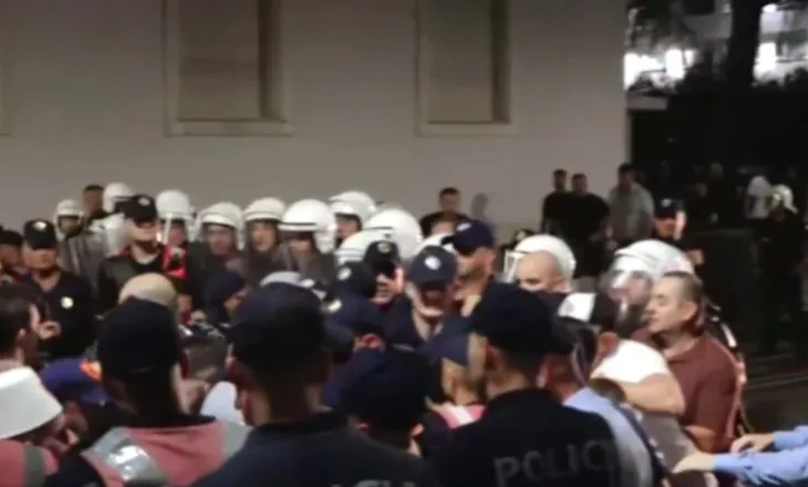 Rrethuan për dy orë Kryeministrinë, arrestohen 14 protestues