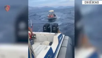 Rrezikuan të mbyteshin në det, Policia Kufitare shpëton 5 persona në Dhërmi, gomonia pësoi avari