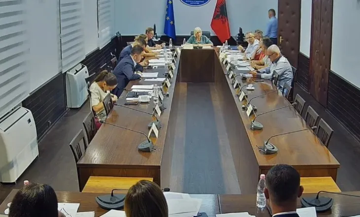 Rrogat e magjistratëve do rriten 8500 lekë, Komisioni i Ekonomisë miraton në parim draftin e PS! Ja si u votua, gjyqtarë e prokurorë kërkojnë 9-fish më shumë
