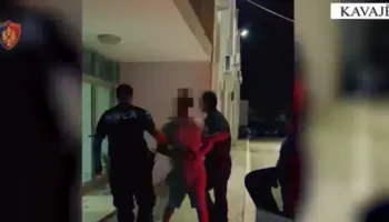 Rrogozhinë, kërcënoi me kalla*hnikov 35-vjeçarin, arrestohet 26-vjeçari, në pranga dhe…