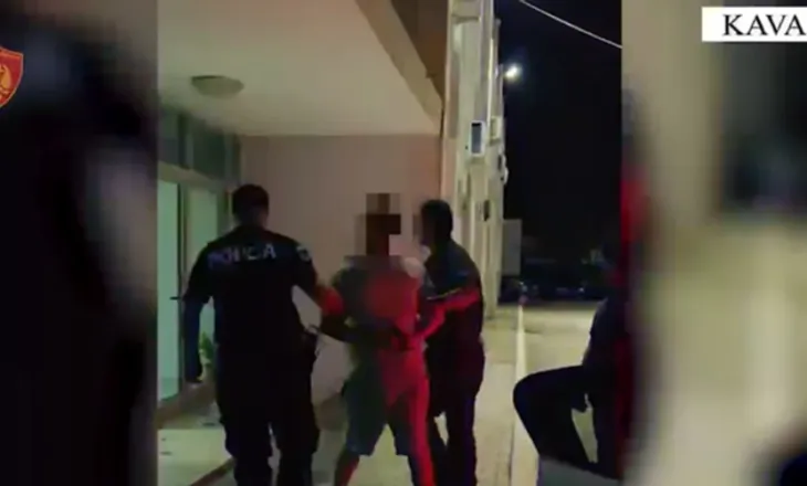 Rrogozhinë, kërcënoi me kalla*hnikov 35-vjeçarin, arrestohet 26-vjeçari, në pranga dhe…