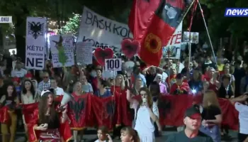 Rrugët e Tiranës plot me protestues: Edi Rama o tradhtar, jep dorëheqjen sa më parë
