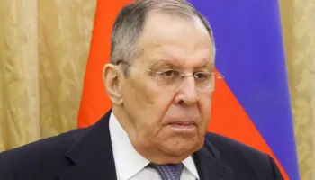 ‘Rusia e gatshme për negociata, por pa armëpushim’- Lavrov: Nëse Zelensky dëshiron të flasë me Putinin, le të vijë në Moskë