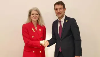 Samiti i NATO-s në Shqipëri afrohet/ Hoxha takim me zyrtaren amerikane
