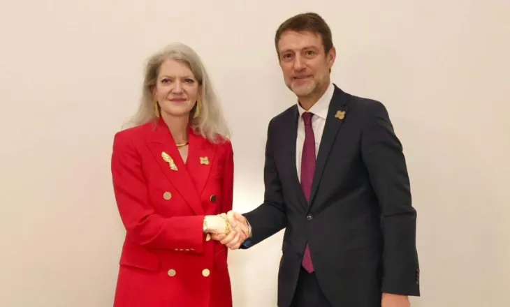 Samiti i NATO-s në Shqipëri afrohet/ Hoxha takim me zyrtaren amerikane