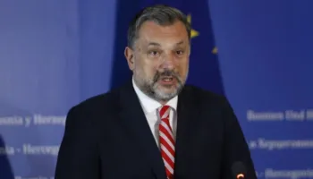 Sarajeva tërheq stafin e Ambasadës nga Serbia pas varrimit të Mlladiçit me nderime shtetërore