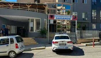 Sarandë/ I arrestuari dëmton kamerën dhe orenditë në komisariat, pezullohen 3 efektivë