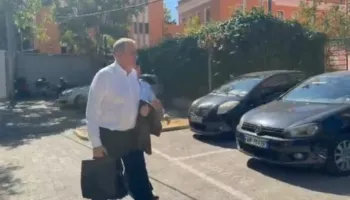 ‘SASPAC’/ I shoqëruar nga një efektiv policie, ish-ministri Beqaj paraqitet në GJKKO (VIDEO)